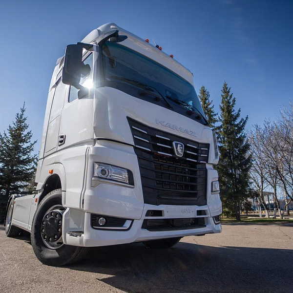 Новейший тягач КАМАЗ-54901 Hi-Tech передан клиенту в Сочи