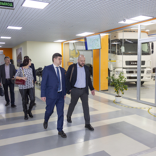 Делегация представителей авиапрома на «КАМАЗе»