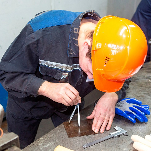 Конкурс профмастерства среди ремонтников завода