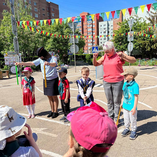 Сотрудники Группы ОАТ за безопасность детей