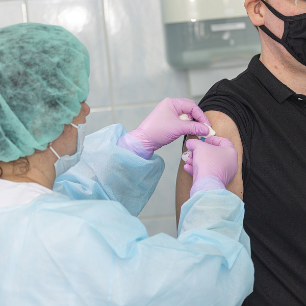 На «КАМАЗе» идёт работа по ревакцинации от коронавируса