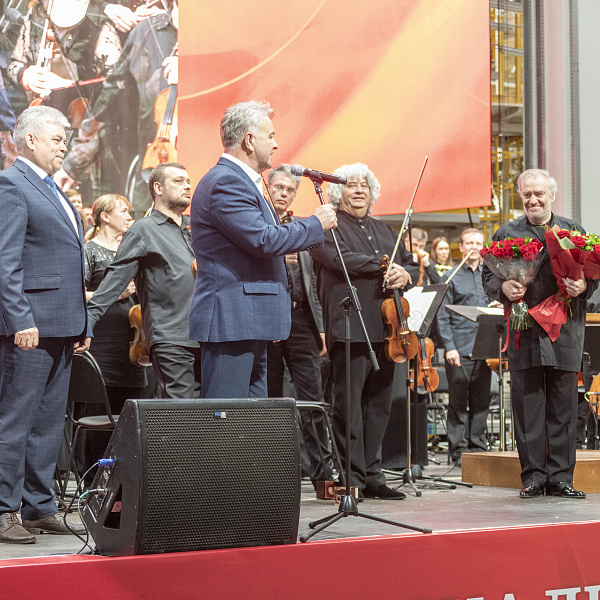 Оркестр Мариинского театра выступил на «КАМАЗе»