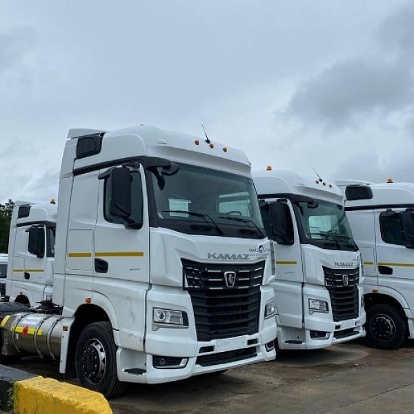 «КАМАЗ» поставит 600 газомоторных тягачей российскому грузоперевозчику