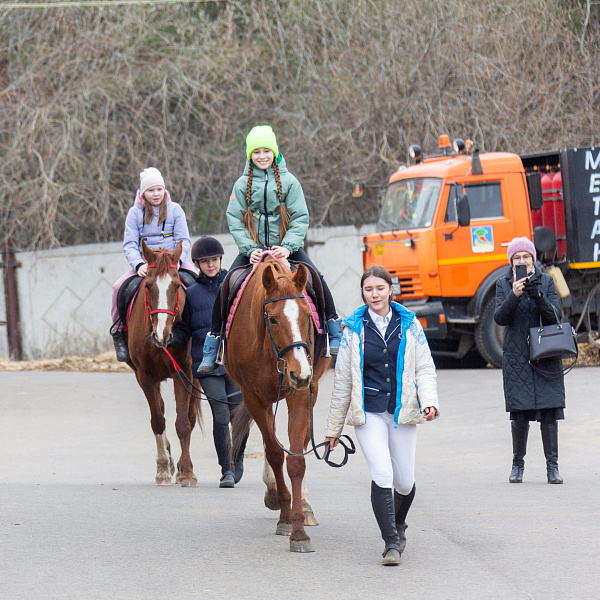 Детей мобилизованных камазовцев покатали на лошадях