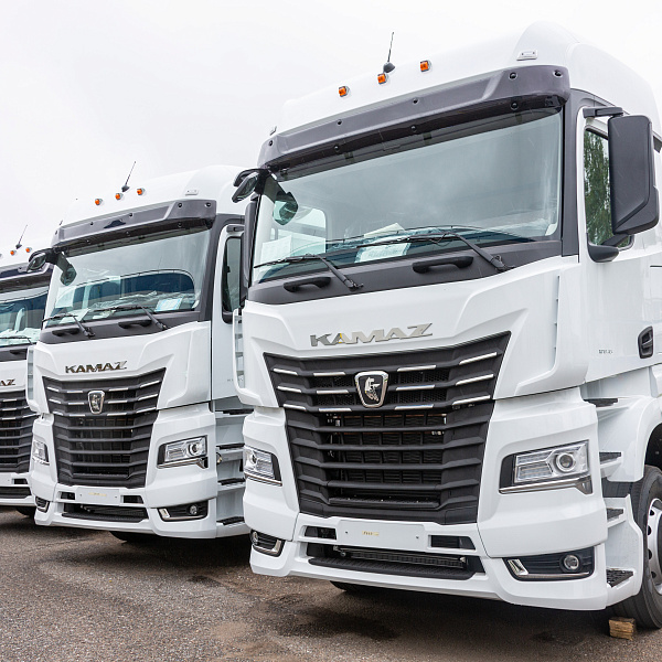 20 автомобилей КАМАЗ-54901 пополнили автопарк санкт-петербургского перевозчика