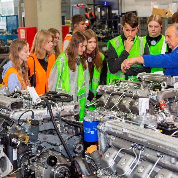 Ученики инженерных классов посетили завод двигателей