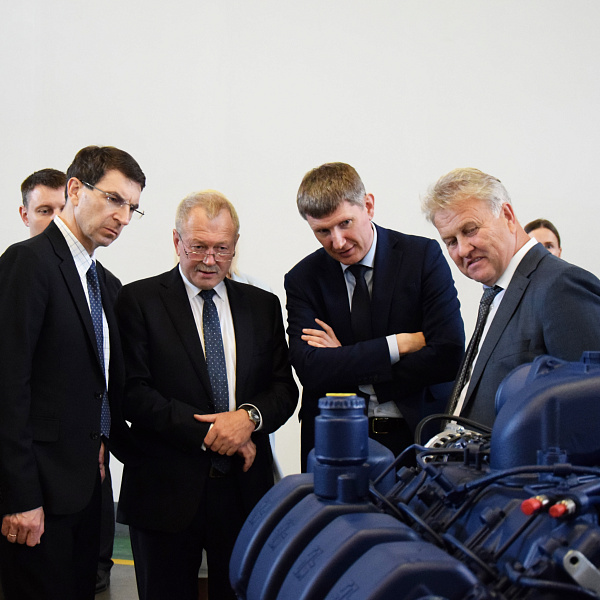 Полпред Президента и министр экономразвития РФ посетили Тутаевский моторный завод