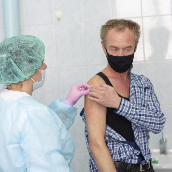 На «КАМАЗе» от коронавируса привито более 75 процентов персонала