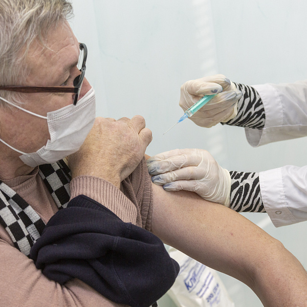 На «КАМАЗе» ревакцинировано 72 процента персонала