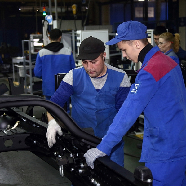 Студенты колледжа поучаствовали в сборке грузовиков КАМАЗ