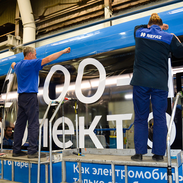 На «НЕФАЗе» отметили юбилей цеха сборки автобусов №23