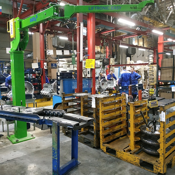 Новый электронный манипулятор на заводе двигателей