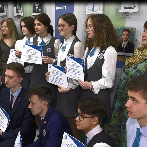 Доска почёта в подшефной школе «КАМАЗа»