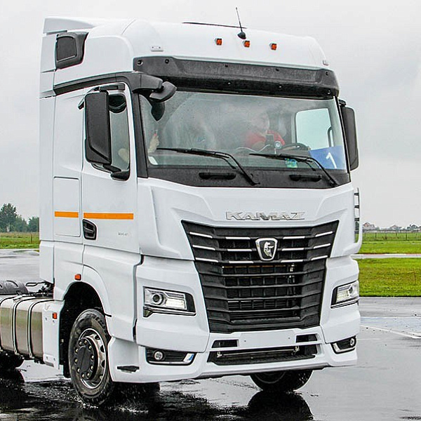 «КАМАЗ-ЛИЗИНГ» передал 10 тягачей KAMAЗ-54901