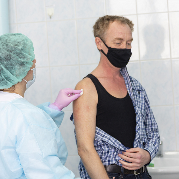 На «КАМАЗе» от коронавируса привиты более 70 процентов персонала