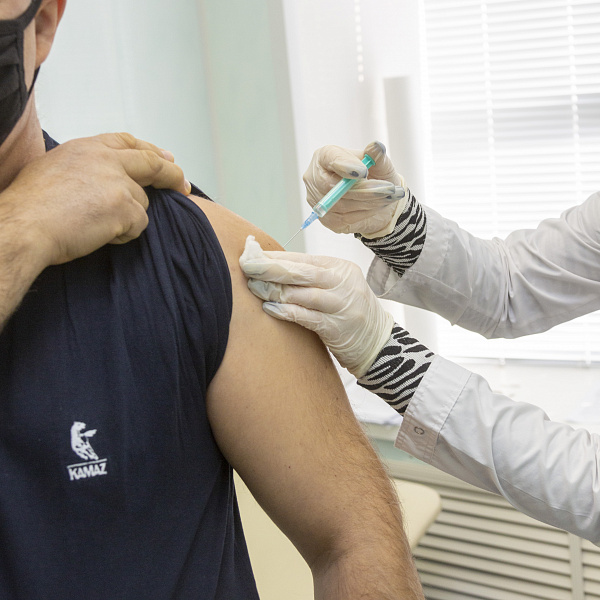 На «КАМАЗе» продолжается ревакцинация персонала